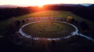 Wunderschöner Sonnenuntergangsblick von Am Himmel, der den Himmel mit lebendigen Farben malt.