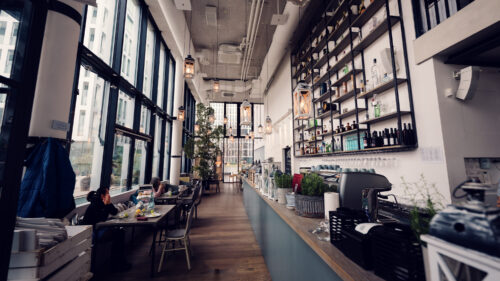 Intimate seating areas at Das Glashaus, where modern furnishings meet botanical surroundings.