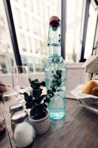 Thoughtfully styled table setting at Das Glashaus featuring natural materials.