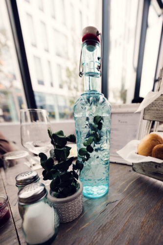 Thoughtfully styled table setting at Das Glashaus featuring natural materials.