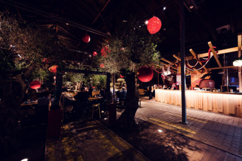 Exposed brick walls and industrial beams at Gleis//Garten.
