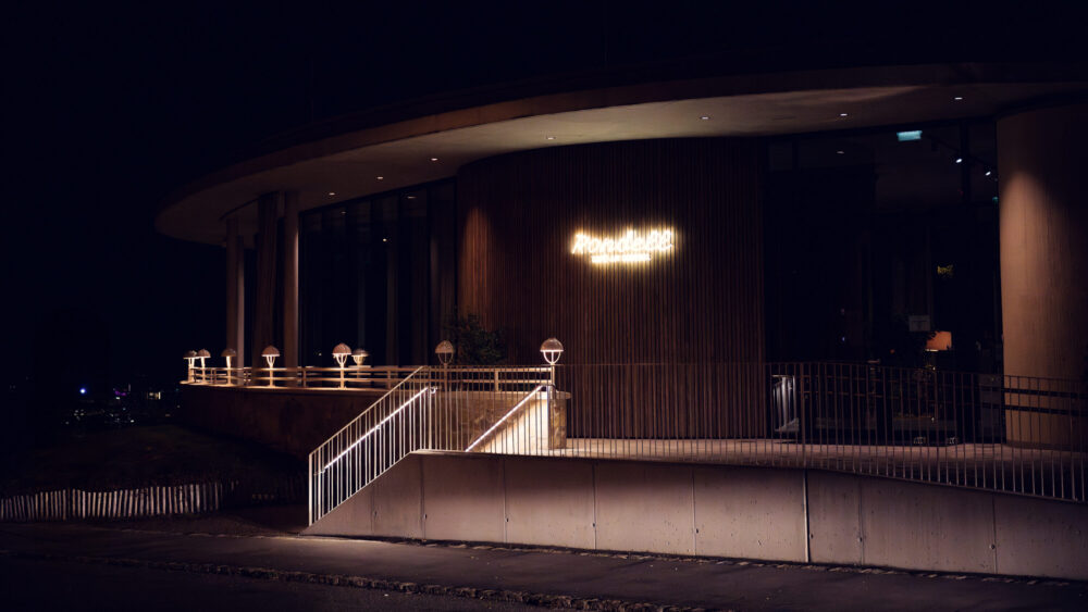 Elegant entrance of Rondell Café am Cobenzl, where Art Deco details meet panoramic city views.