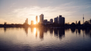 Sonnenuntergang-Panorama der Wiener Stadtsilhouette von der Alten Donau.