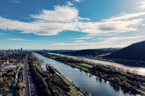 Donauinsel Vienna artificial island overview showing 21-kilometer recreational area between Danube River and New Danube waterway.