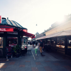 Bancarelle in stile Art Nouveau al Naschmarkt, costruite negli anni 1910 con ferro e vetro.