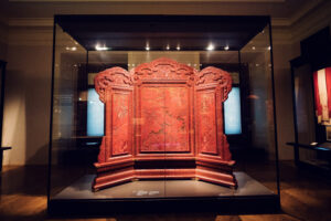 Magnificent Chinese Three-Part Throne Screen (Baozuo Pingfeng) at Weltmuseum Vienna.