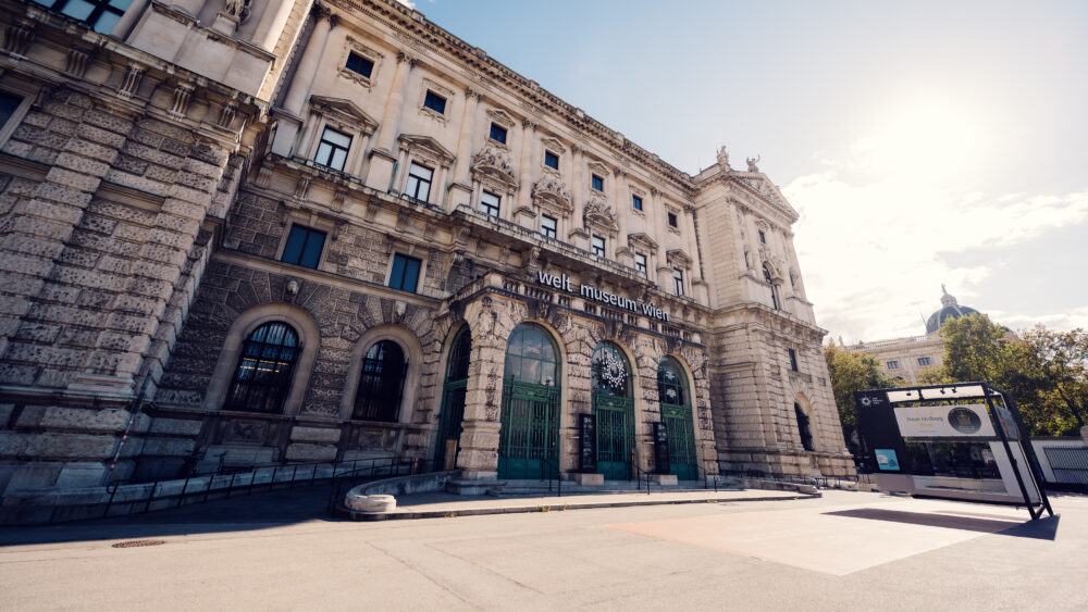Seitenansicht der prächtigen Außenfassade des Weltmuseums, die die harmonische Mischung aus imperialer Architektur und Museumskultur zeigt.