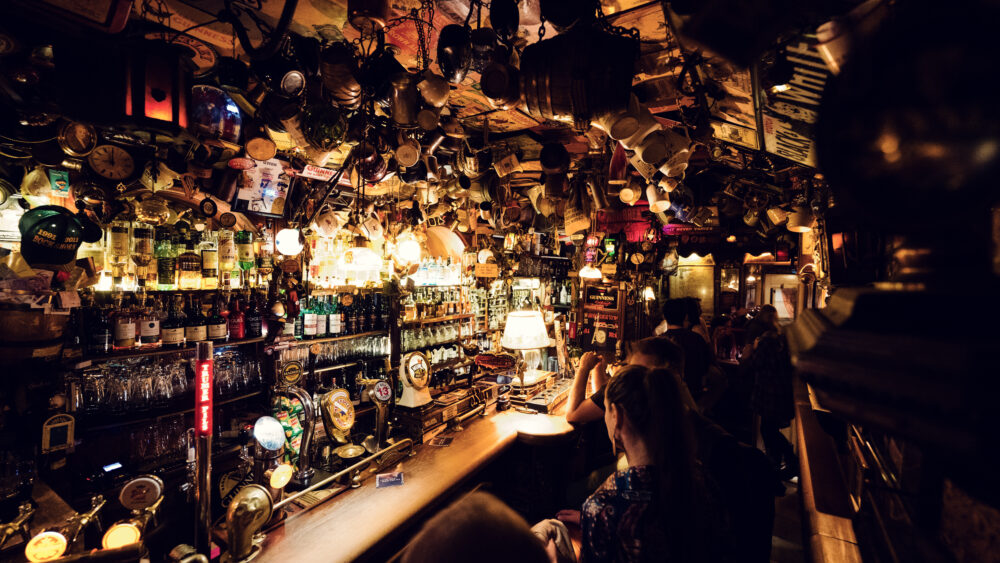 Bar-Detail, das die Auswahl an Craft-Bieren und die Zapfvielfalt im Bockshorn zeigt.