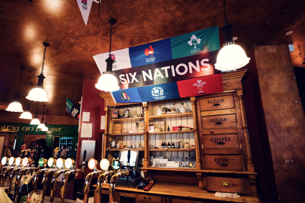 Sports fans watching a match on multiple screens at Flanagans Irish Pub Vienna.