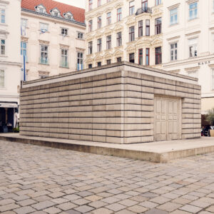 Veduta panoramica della Judenplatz a Vienna con il memoriale della Shoah e gli edifici storici circostanti.