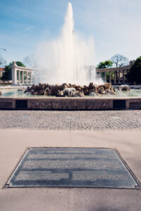 Historical view of the Hochstrahlbrunnen (High Jet Fountain) at Schwarzenbergplatz, a significant Viennese landmark constructed in 1873 to celebrate the city's first alpine water supply system.