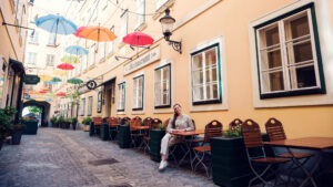 Zauberhafte Schirm-Allee im Sünnhof, wo eine farbenfrohe Installation die historische Passage verwandelt.