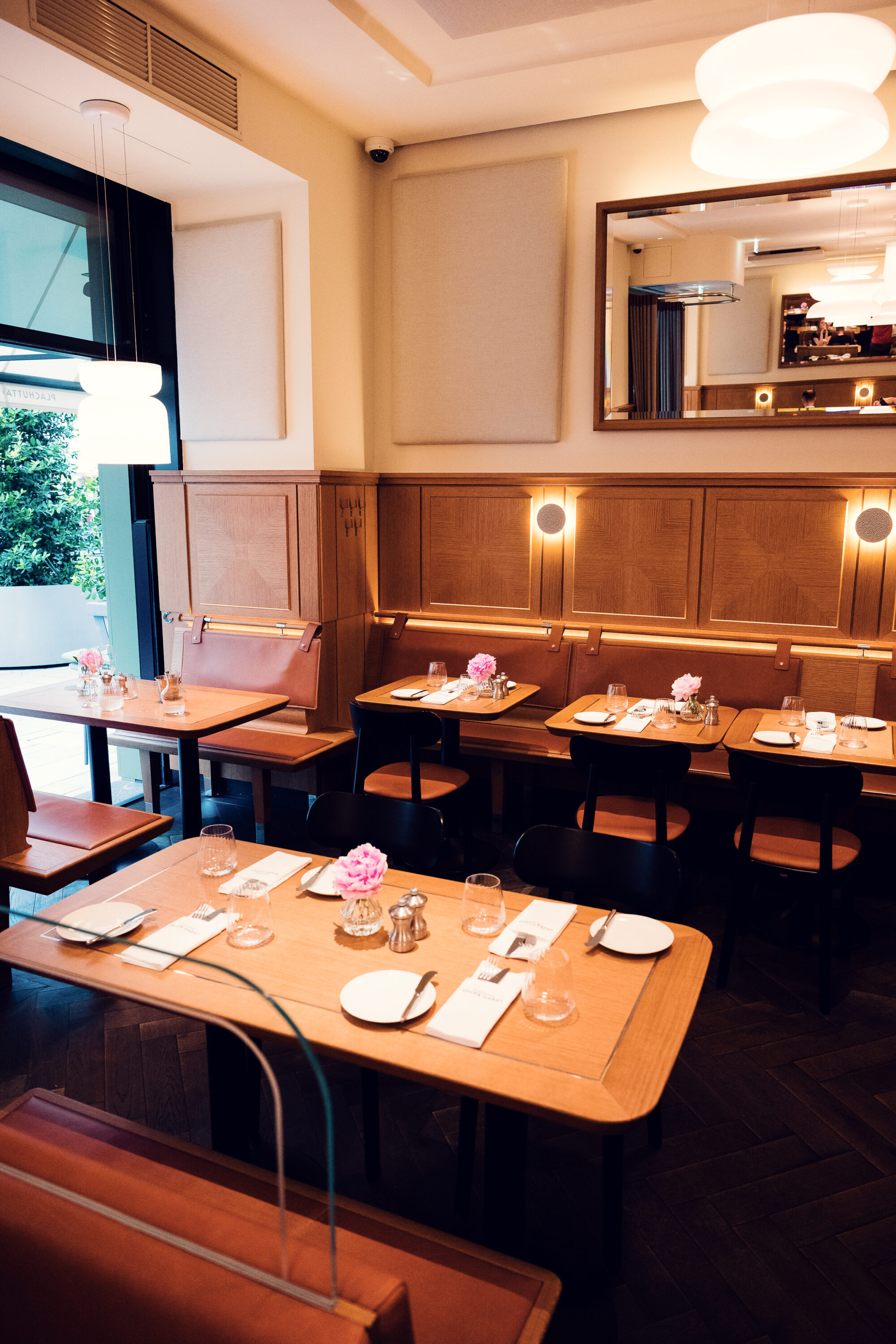 Indoor seating at Plachutta´s Neuer Markt in Vienna.