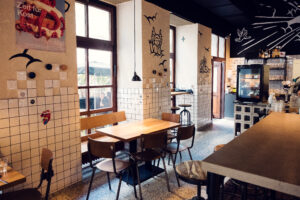 Table setting XO Grill Neubaugasse with elegant dinnerware arrangement.