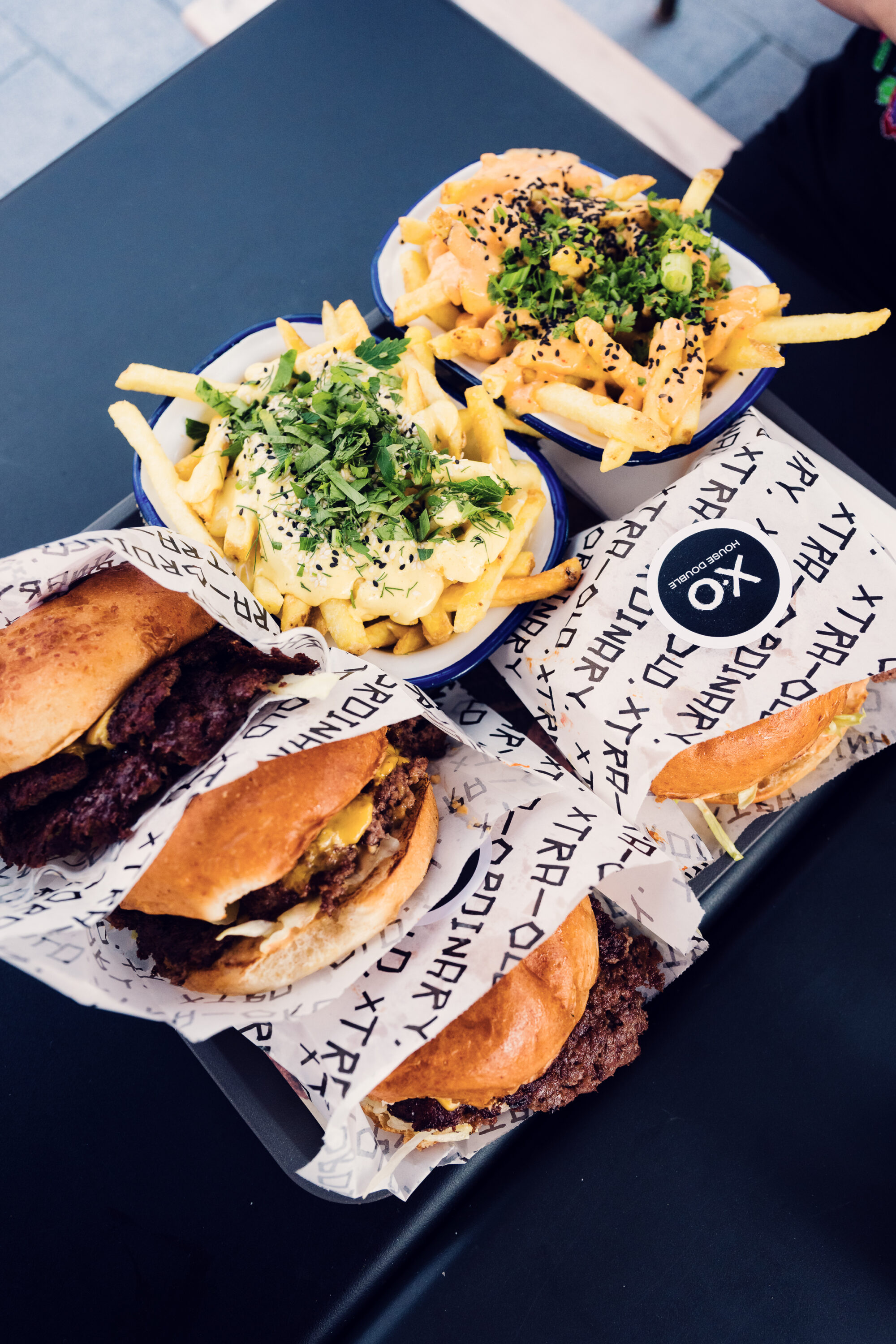 Gourmet hamburger XO Grill Neubaugasse served with crispy french fries.