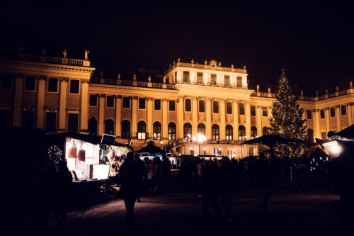 Christmas market stalls in front of Baroque Schönbrunn Palace (Schloss Schönbrunn), former Habsburg summer residence, Vienna.