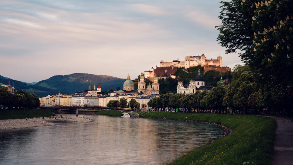 Panorama di Salisburgo con la fortezza di Hohensalzburg e i campanili visti dalla riva del Salzach.