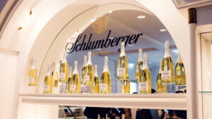 Botellas de Schlumberger bajo una ventana en arco con el logo de Schlumberger en la tienda.