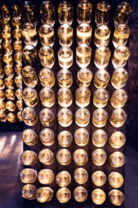 Primer plano de botellas retroiluminadas boca abajo en pupitres de removido en las Schlumberger Kellerwelten.